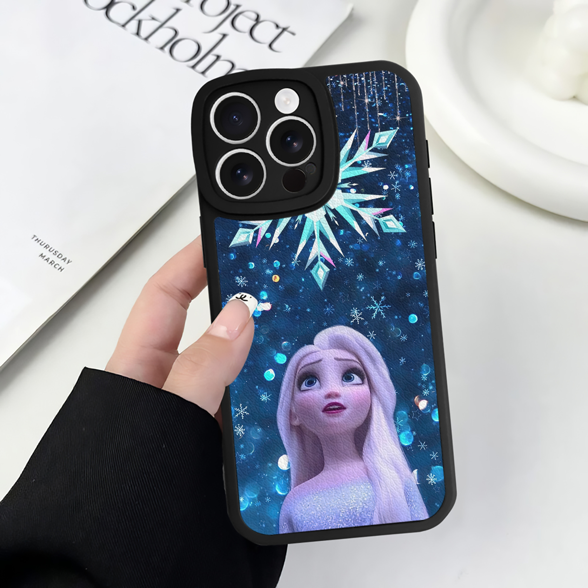 （画像用） アナと雪の女王 アンナ エルサ Frozen Anna Elsa 【iPhone 16シリーズ対応】シリコンスマホケース（レザー調） 材質：シリコン